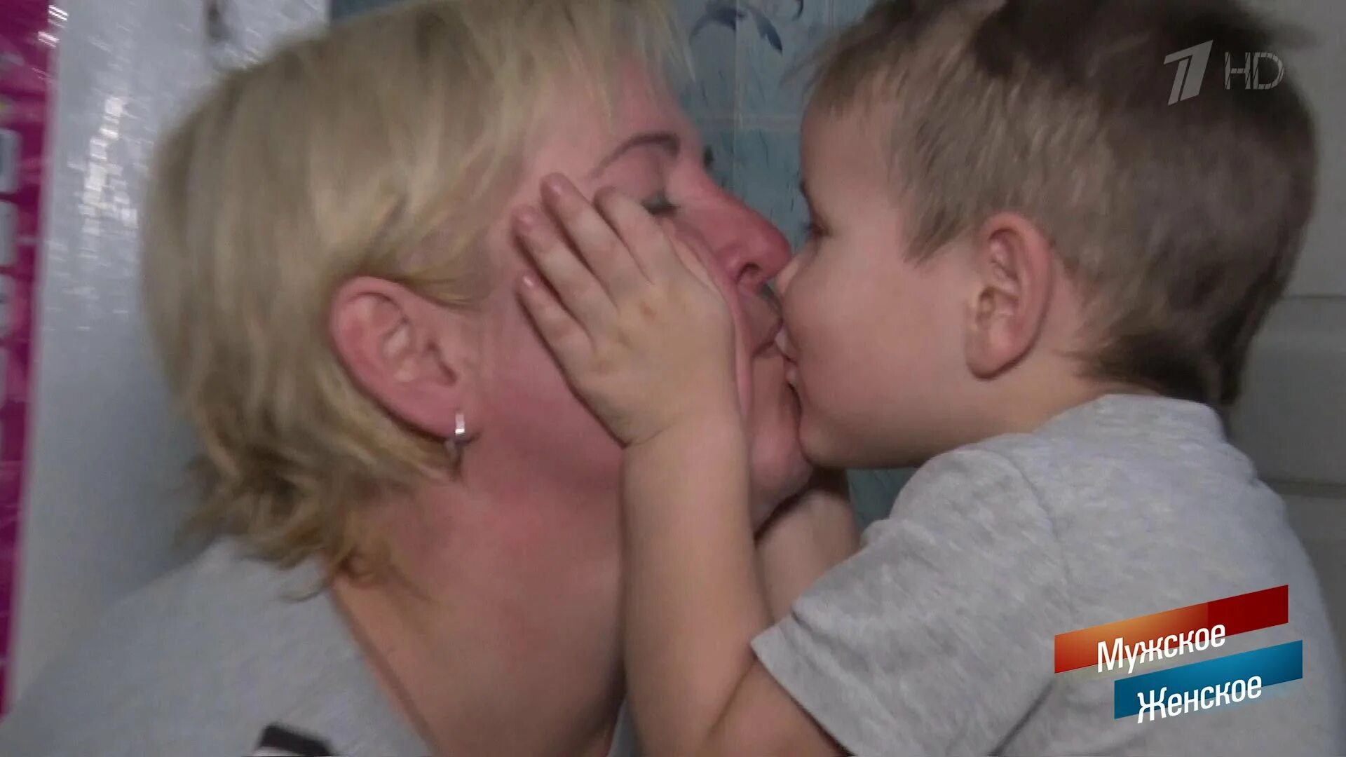 ребенок в семье. две мамы мужское. мама папа и двойняшки. два мужика и ребенок. папа с двойняшками.