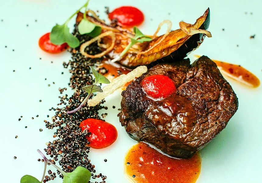 необычные ресторанные блюда. мясные рецепты от шеф поваров. ресторанные мясные блюда. красивые ресторанные блюда. каре ягненка фламбе.