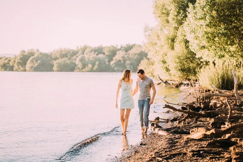 Влюбленные на берегу озера. Влюбленные на берегу озера. У реки у реки гуляют девушки. Девушка у реки. Любовь на берегу реки.