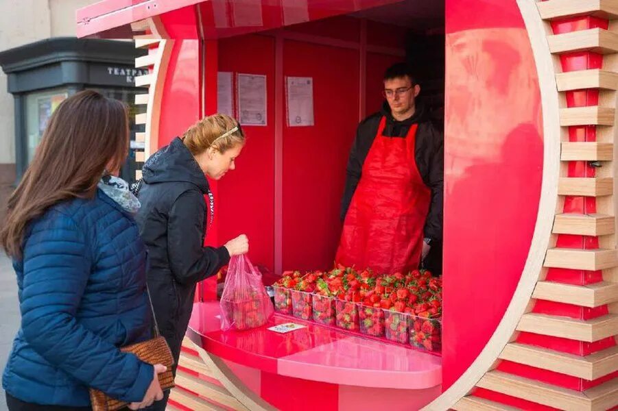 Клубничные ларьки в москве. Киоск клубника москва. Клубничный киоск. Совхоз имени ленина ларьки. Клубничный киоск.