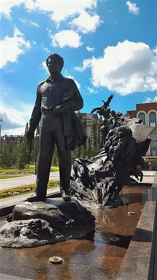 105 лет мустаю кариму. Памятник мустаю кариму.