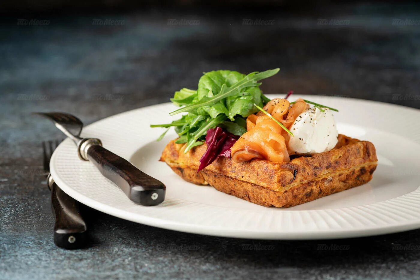 Кафе френдс в москве краснобогатырская. Картофельная вафля с лососем. Картофельные вафли с лососем и яйцом пашот. Вафли с семгой и пашот. Вафли с лососем.