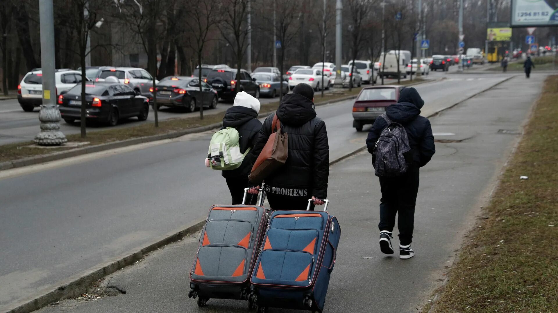 Ситуация на украине 24.03 2024. Человек идет с чемоданом. Люди идут по улице. Люди с чемоданами беженцы. Беженцы с Украины 2022 с чемоданами.