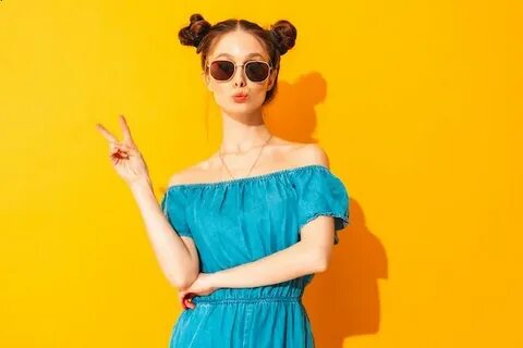 3 девушки на ярком фоне