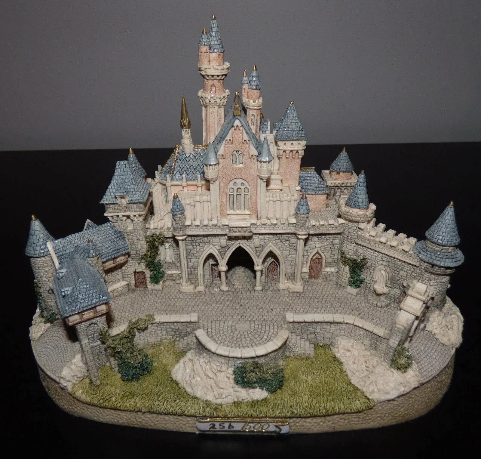 Замок из глины. Sleeping Beauty Castle Диснейленд. Прототип замка Диснея Нойшванштайн. Замок Дисней 3д модель. Миниатюрные замки.