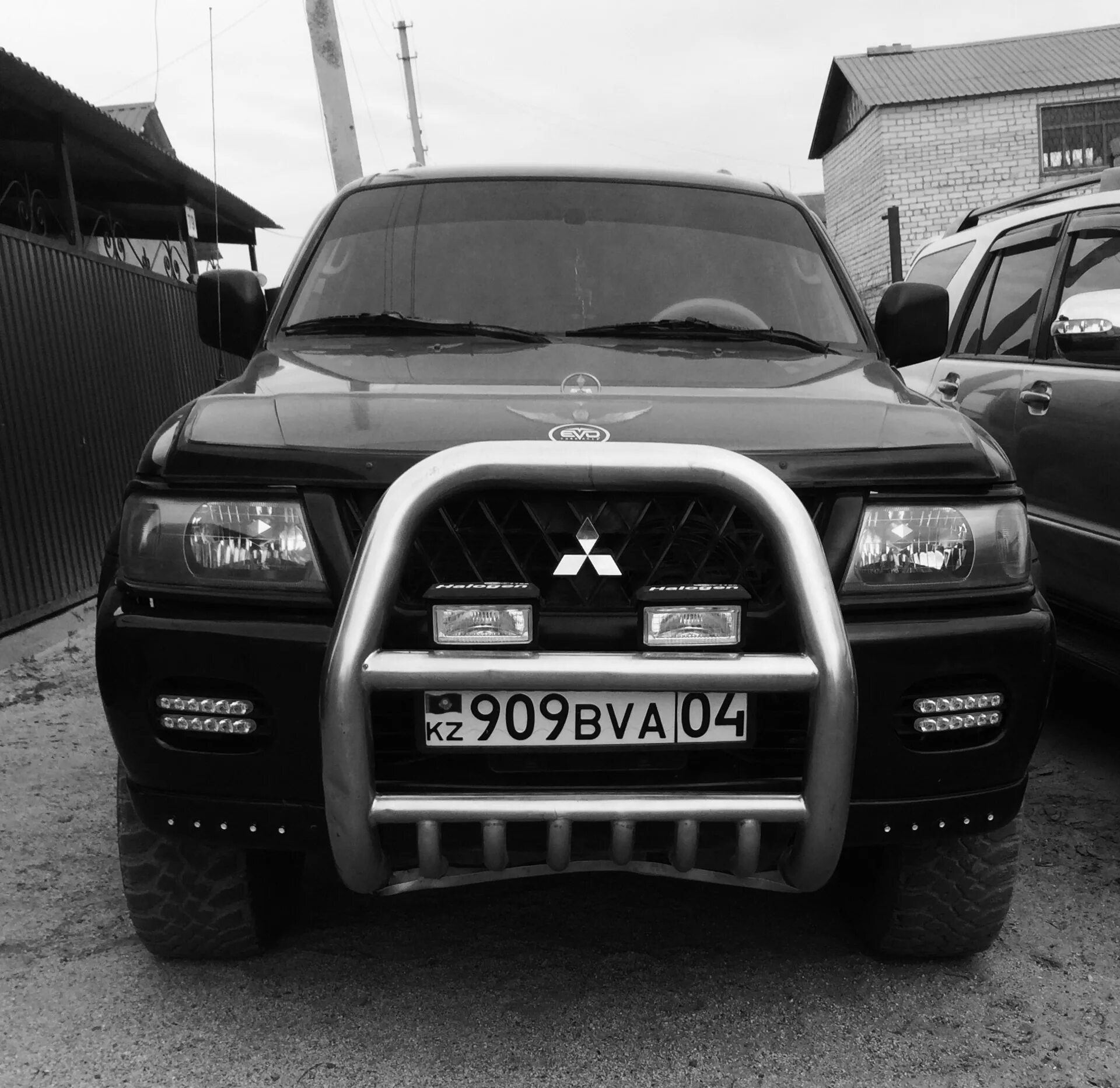 Кенгурятник на паджеро 4. Кенгурятник pajero. Pajero 2 с кенгурятником. Кенгурин паджеро 2. Mitsubishi pajero 1994 с кенгурятником.