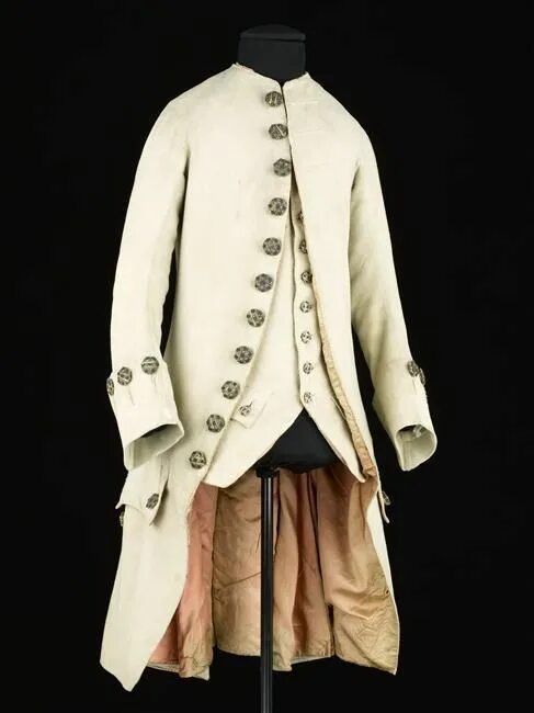 Сюртук также считался верхней одеждой. Камзол Франция 18 век. Мужской камзол 17 век Франция. Реймонд редингот. Сюртук 19 век.