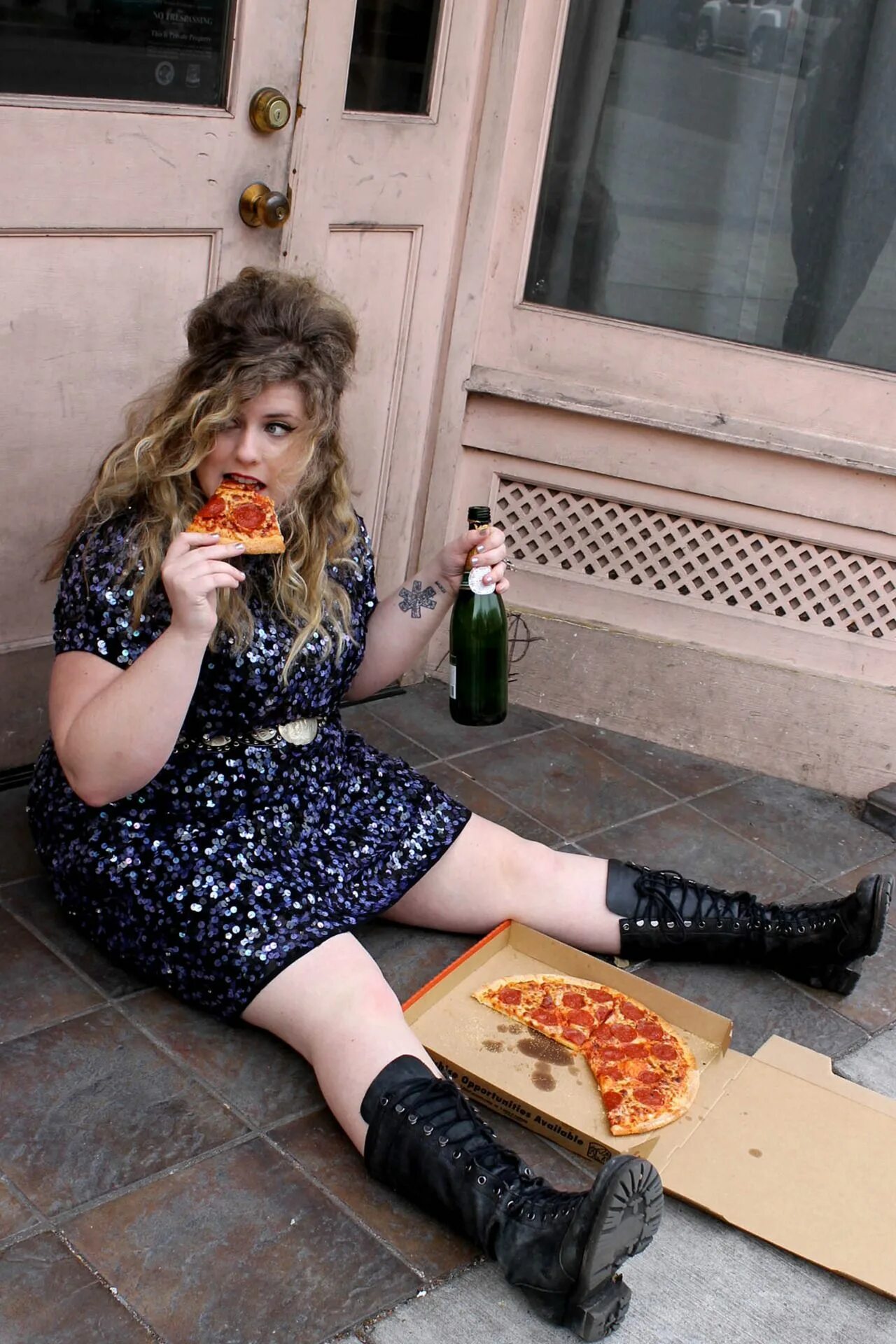 Полные женщины сидя. Вечеринка жирных. Женщина на корпоративн. Деревенские толстушки в мини. Толстые на корпоративе.