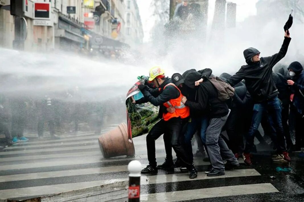 Слезоточивый ГАЗ на массовых беспорядках во Франции. Массовые беспорядки во Франции. Забастовки во Франции.