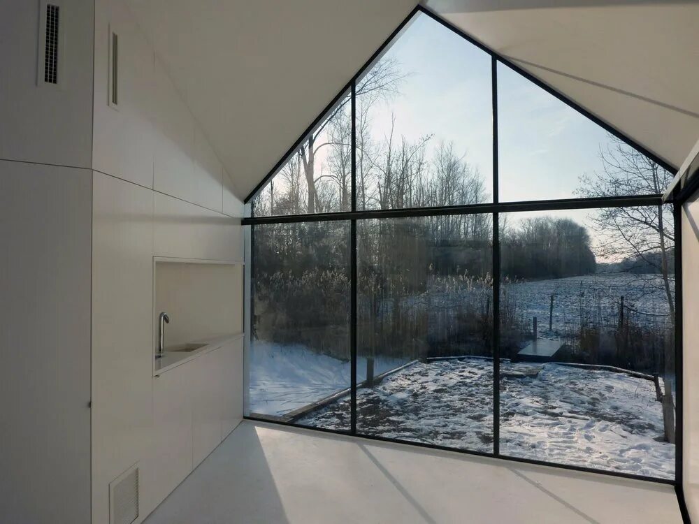 Остекленная галерея. Дом со стеклянной стеной. Большие стеклянные окна. Стеклянный домик. Стена из стекла в доме.