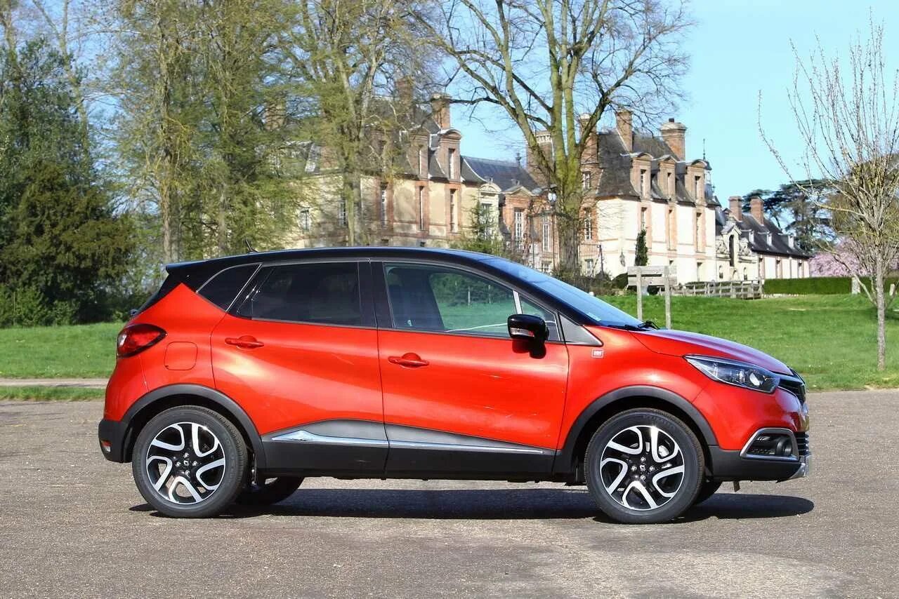 Renault kaptur 1. Рено Каптур. Renault Captur 2015. Renault Captur 2022. Рено Каптур терракотовый.