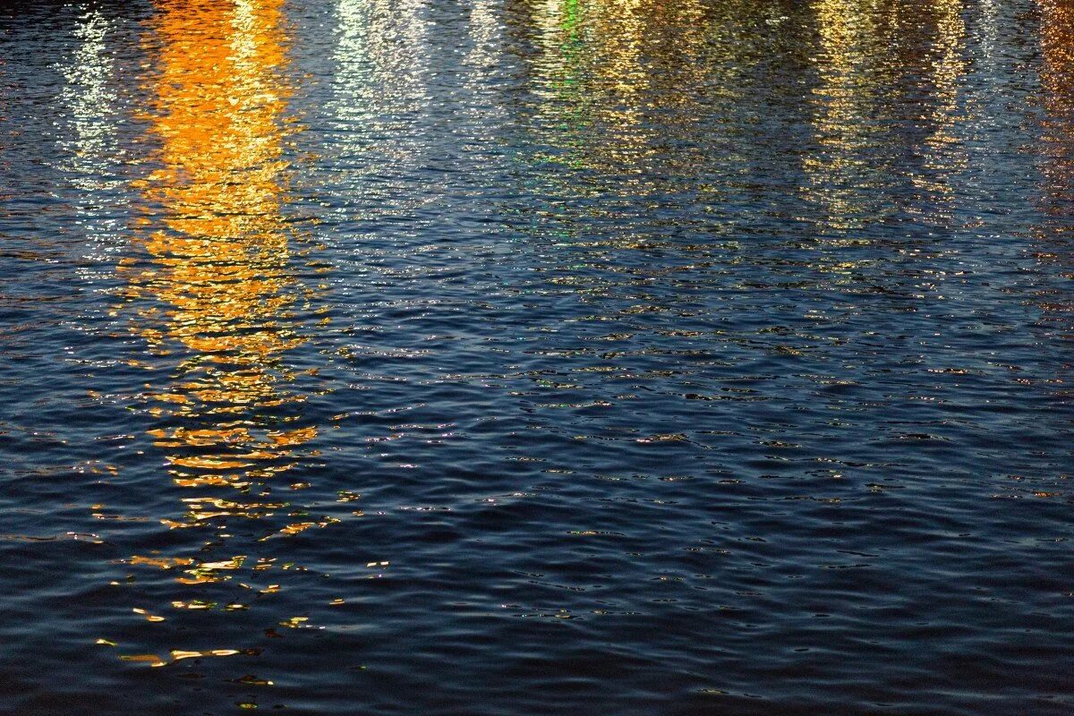 Водную гладь озера. Гладь воды. Отражение в воде. Зеркальная гладь воды. Солнечные блики на воде.