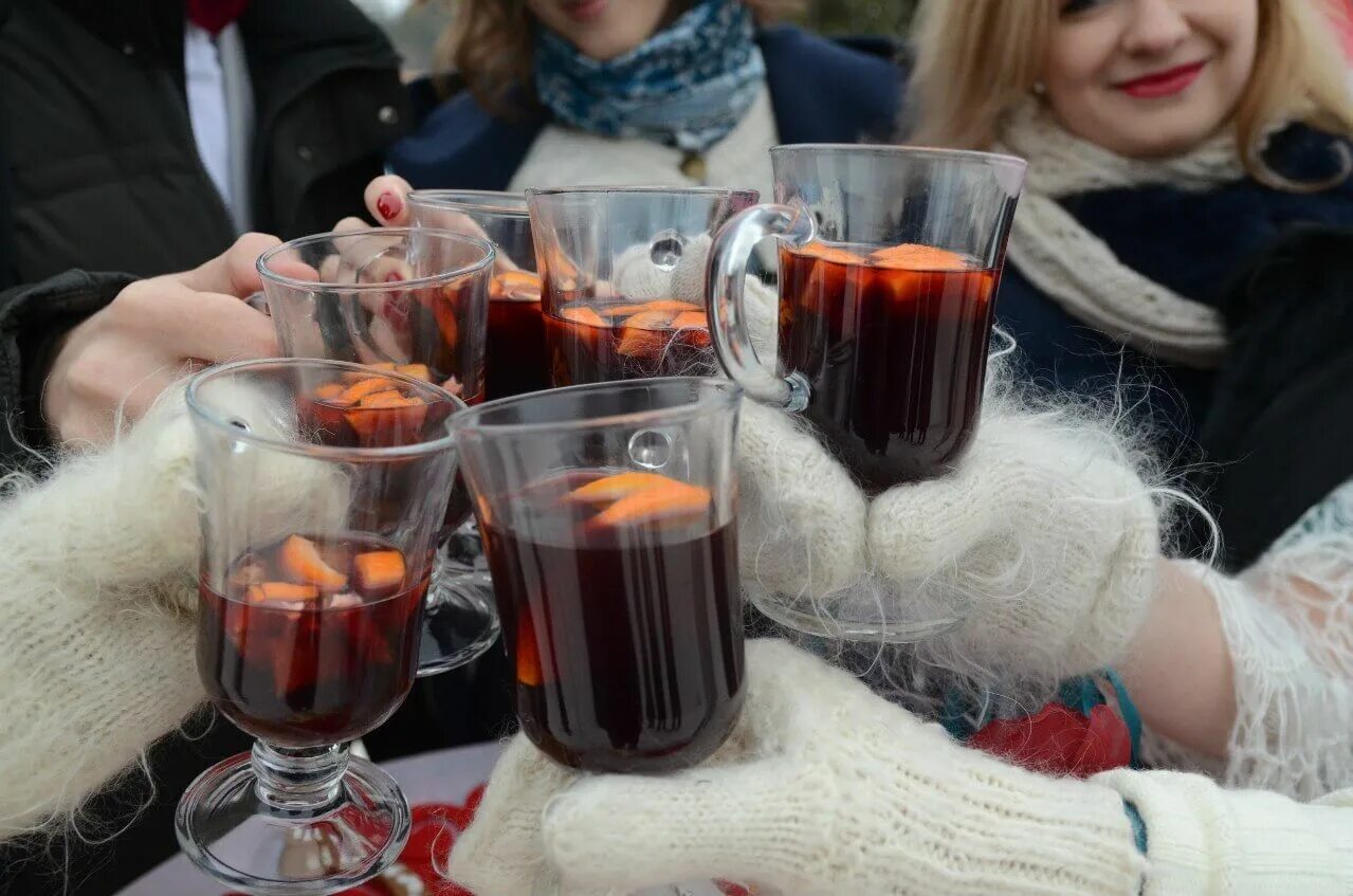 Напитки пьют зимой. Напитки пьют зимой. Глинтвейн безалкогольный. Напитки на новогодний стол. Напитки пьют зимой.