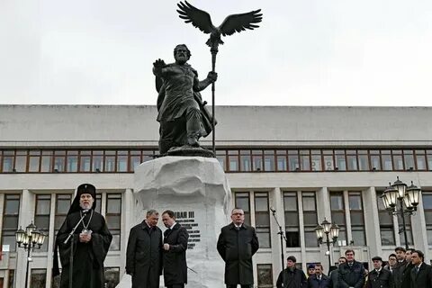 Где стоит памятник ивану