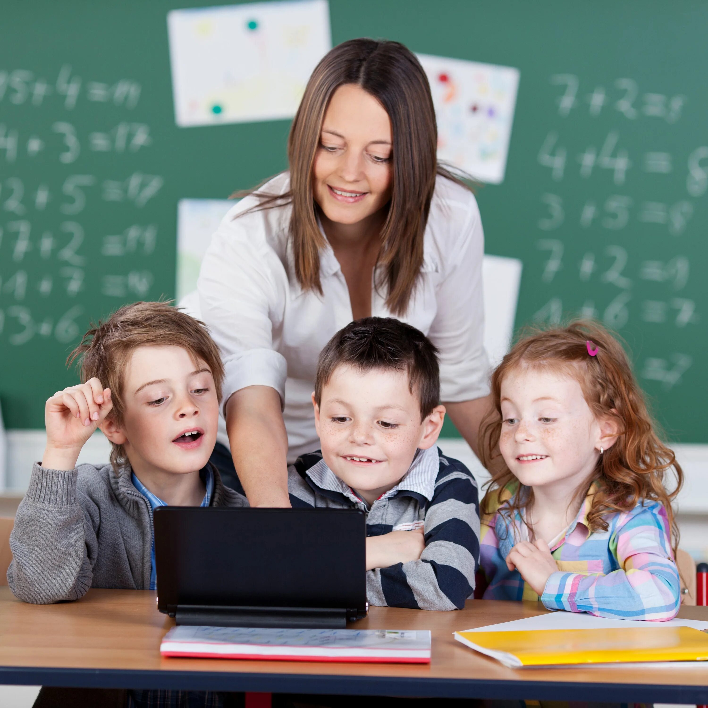 School teach. Учитель и дети. Учитель и ученик. Ученики в школе. Дети в школе с учителем.