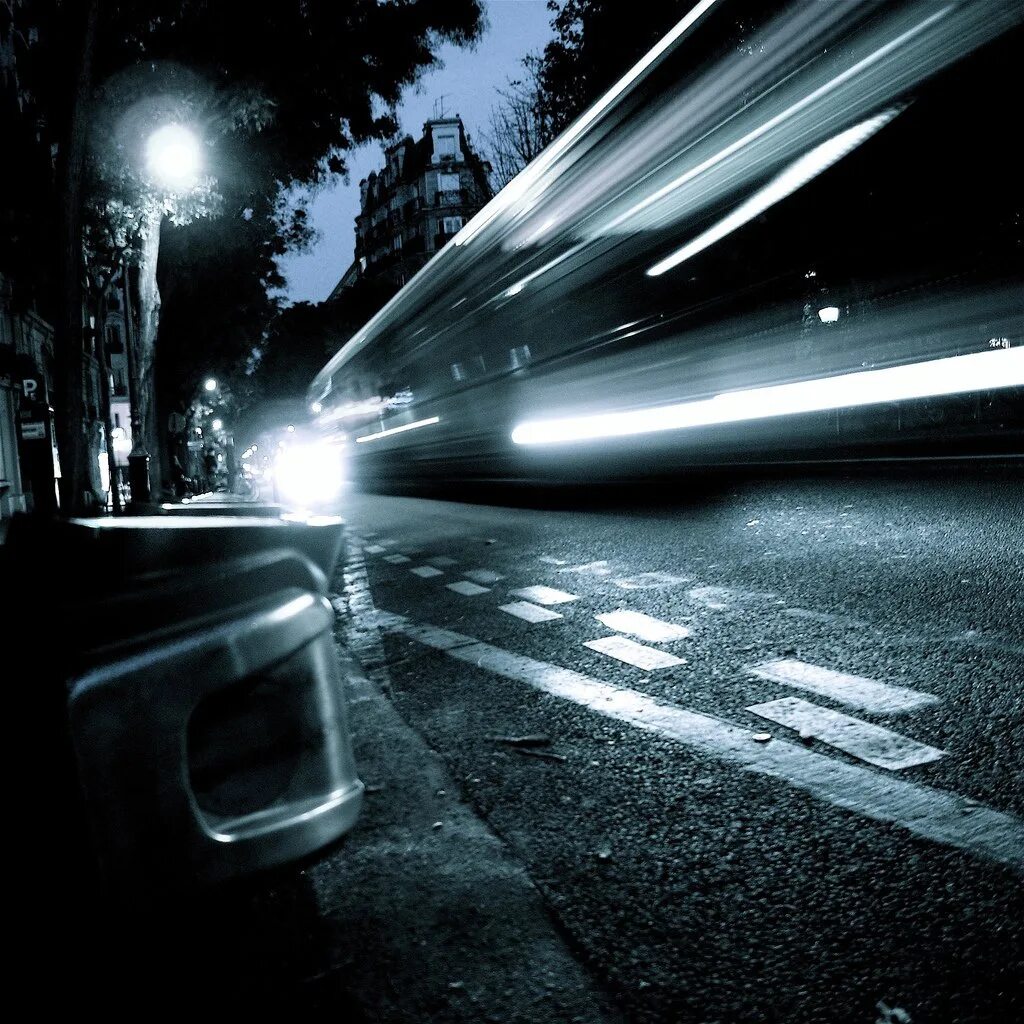 Размытая машина. Движение в ночном городе. Свет в темноте. Движение машин в ночном городе. Машина в движении ночью.
