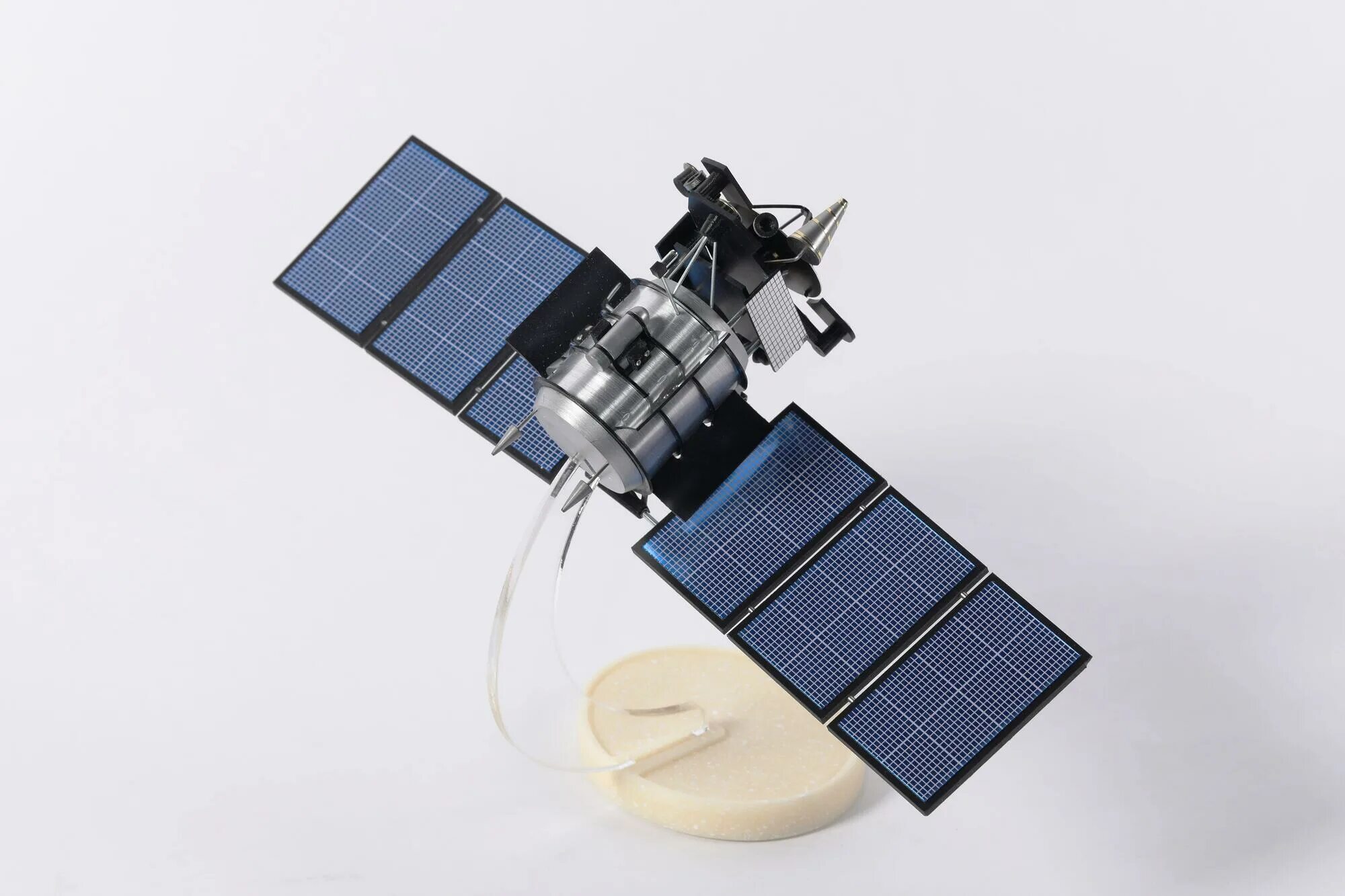 Первый искусственный спутник земли модель. Космический аппарат "гео-ик". Глонасс м. Макет спутника. Модель корабля восток 1.