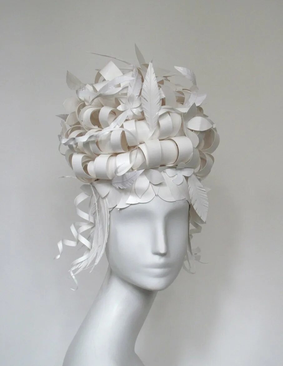 Белый парик из бумаги. Бумагопластика головной убор. Парик из бумаги. Белый парик из бумаги. Парик из ткани.