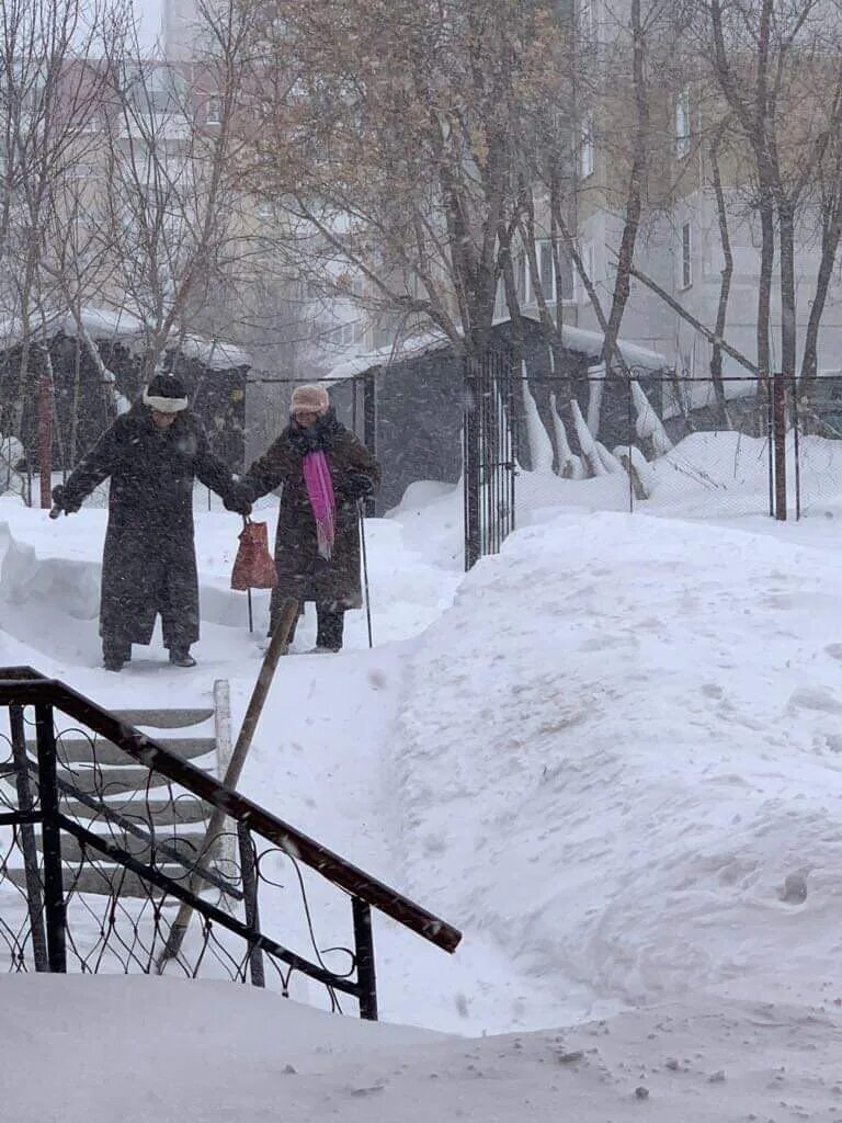 Пробираюсь через сугробы. Пробираюсь через сугробы