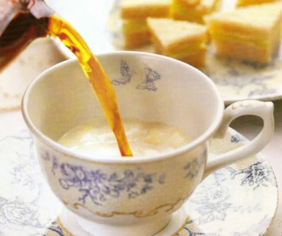 Чай с молоком в какой стране. Чай с молоком. чашка чая с молоком. чай с молоком в англии. английское чаепитие.