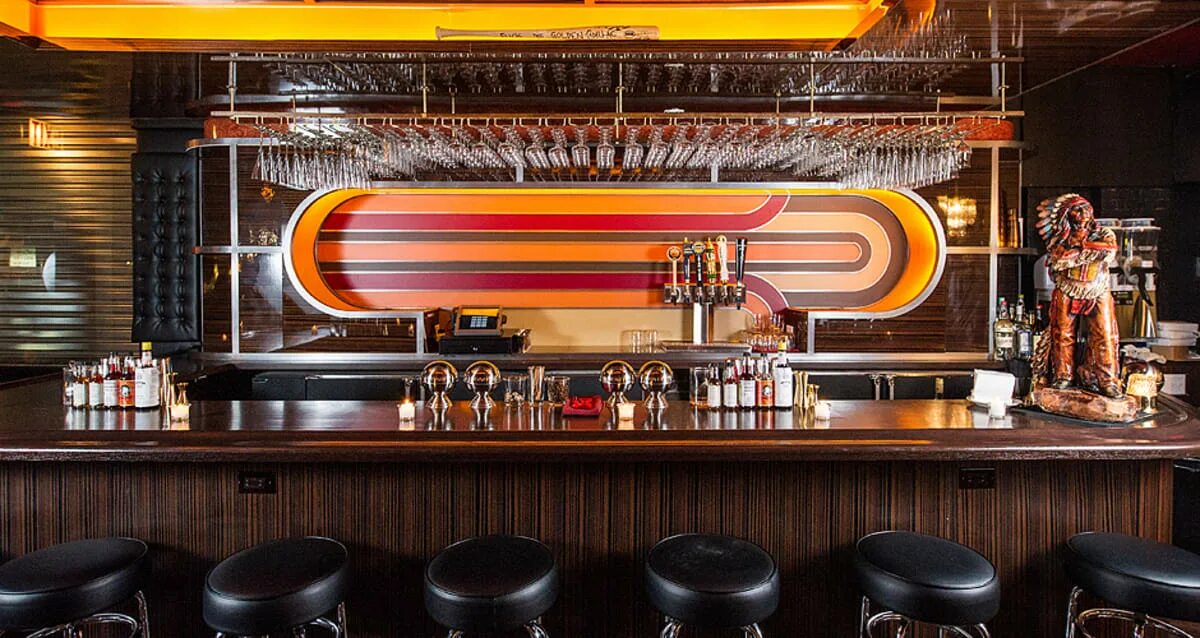 Дизайнерские барные стойки. Оформление бара. Бар в доме дизайн. Bar 70. Американский бар.