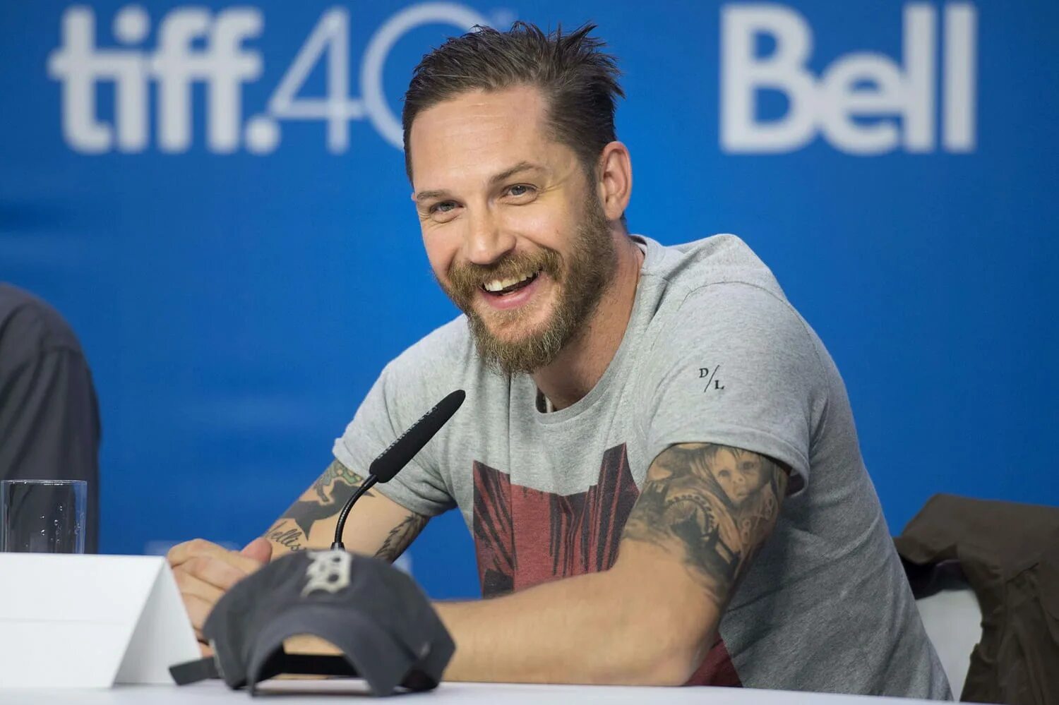 Tom hardy. Том харди улыбка. Зубы тома харди. Том харди улыбка. Улыбка тома харди.