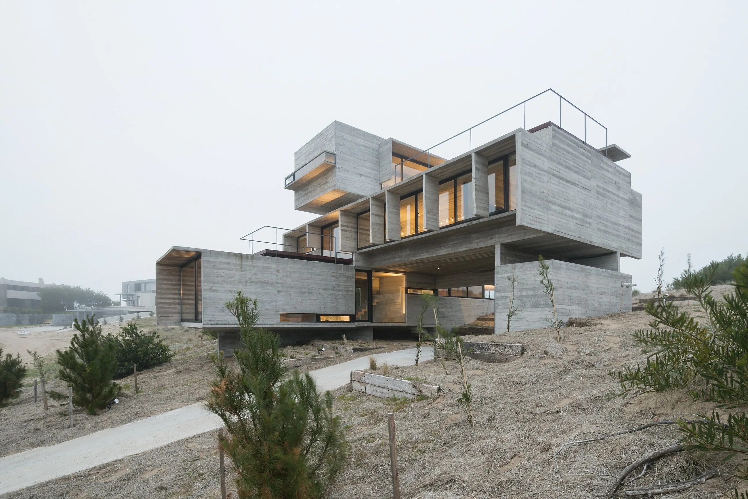 Дом из монолитного блока. Коттедж из монолита. Современный дом из блоков. Частный дом из монолитного бетона. Дачный домик из бетона.