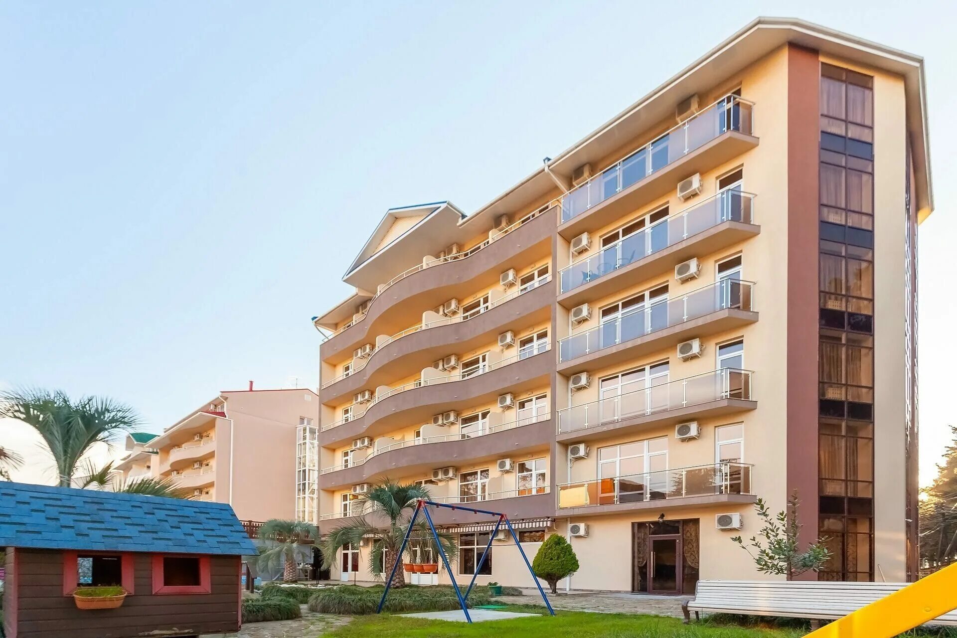 Гостиница кристалл казань номер на 3. Кристалл 3 казань отель. Ресторан кристалл казань. Гостиница грейс кристалл сочи. Отель crystal house suite калининград.