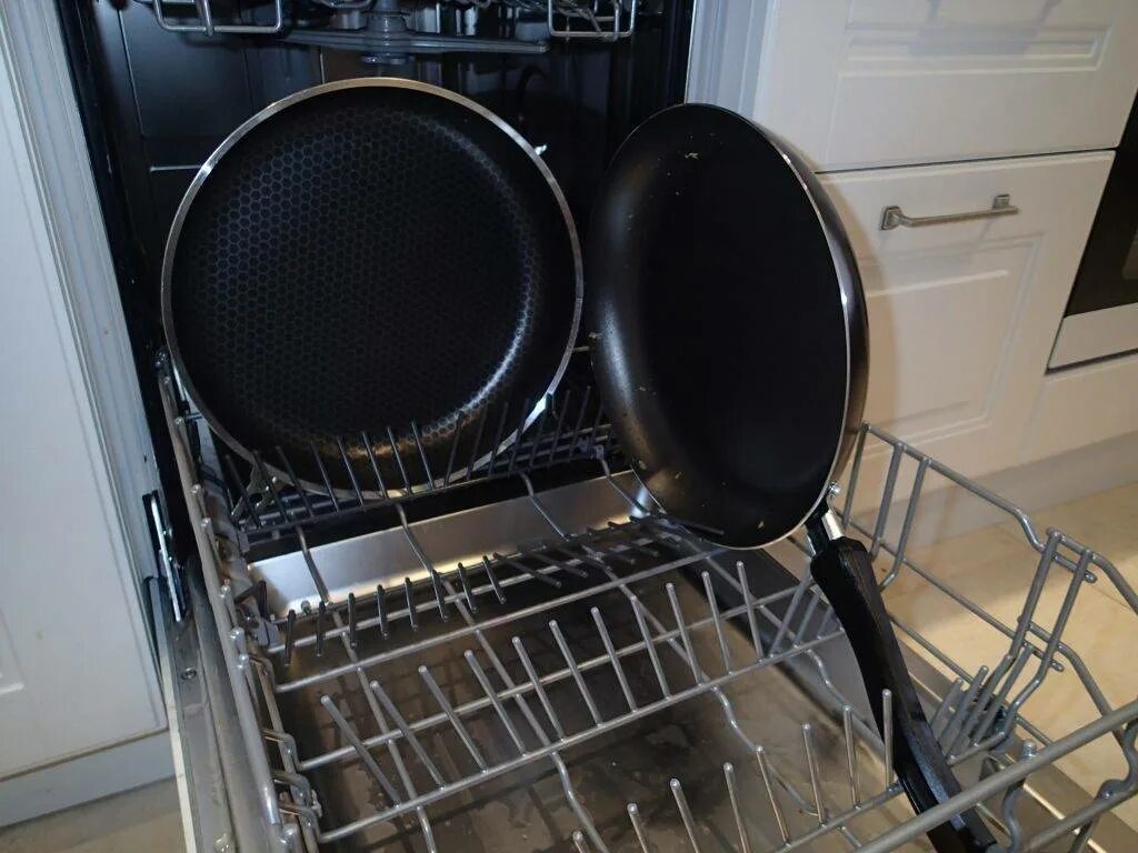 Можно мыть сковороду в посудомойке. Посудомоечная машина для кастрюль и сковородок. Кастрюля в посудомоечной машине. Сковородка в посудомоечной машине. Сковорода в посудомойке.