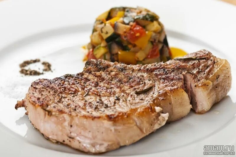 Как вкусно приготовить корейку из свинины. Блюда из свиной корейки. свиная корейка блюдо. корейка свиная в духовке с овощами. блюда из свинины порционными кусками.