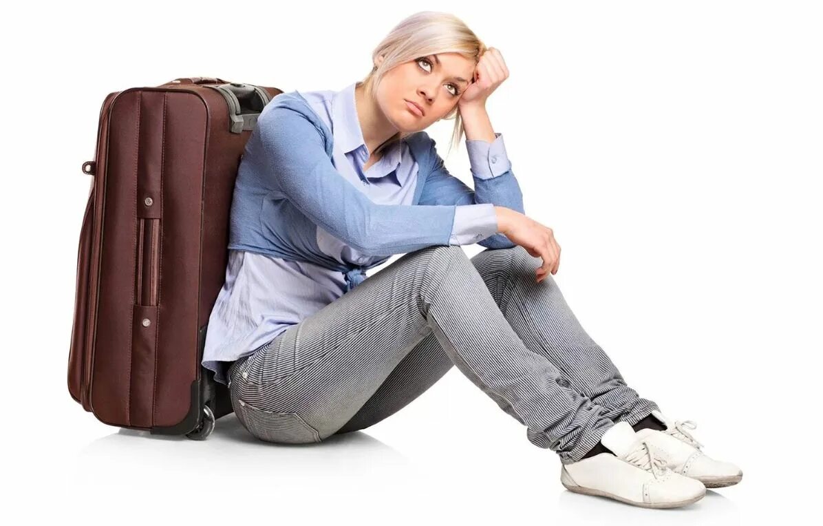 Обманули туристов. Человек с чемоданом. Девушка сидит на чемодане. Сижу на чемоданах. Человек сидит на чемодане.