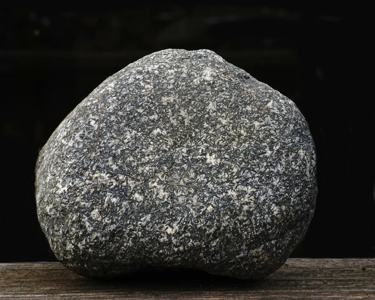 Включи камень 9. Сиенит камень. Сиенит Горная порода. Долерит камень. Миаскит камень.