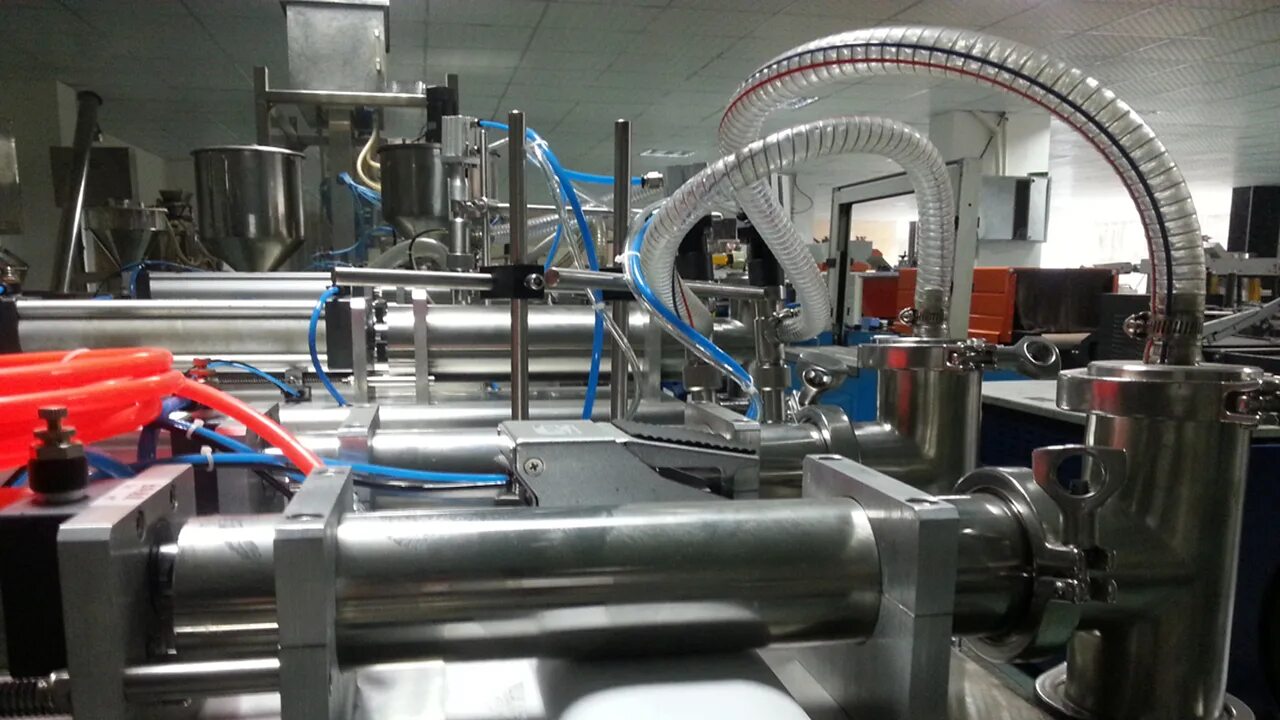 Производство филлеров. Головка розлива с пневмоприводом. Automatic filling Machine MATFILL Elektroteks. Filler head filling head made Termoplast. Завод по производству филлеров.