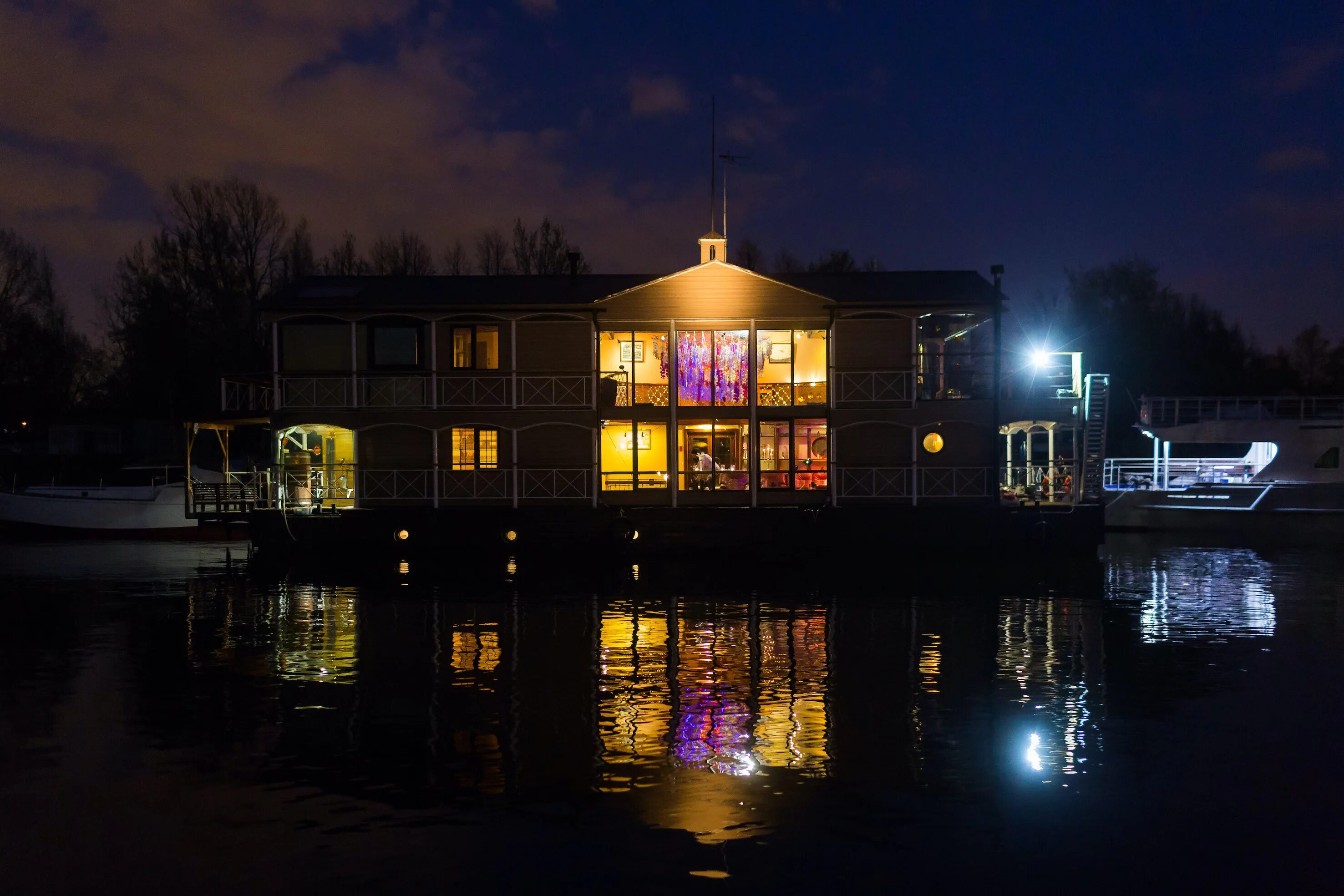 дом на воде крестовский остров. дом на воде дебаркадер. дом на воде спб. хаусбот токсово. сколько стоит аренда дома на воде на крестовском острове.