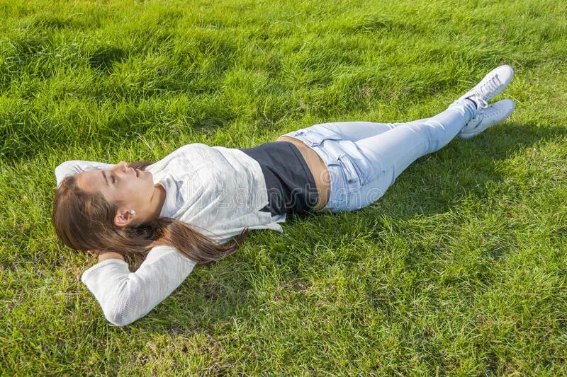 Фотосессия на природе в траве. Взрослая девочка лежит. Девушка лежит на траве. Девушки лежа. Девушка в траве.