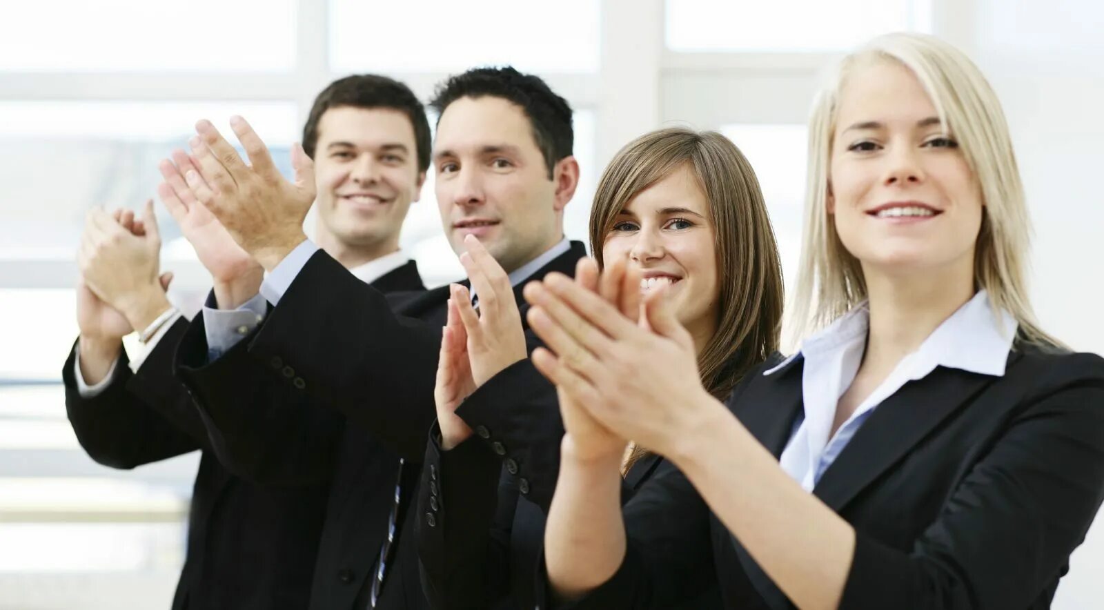 Сотрудник и клиент. Тренинг для руководителей. Офисный работник. Офис менеджер. Офис с сотрудниками.