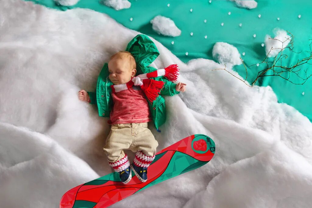 дети в снегу. дети зимой. месяц январь. 7 месяцев зимы. малыш в снегу.