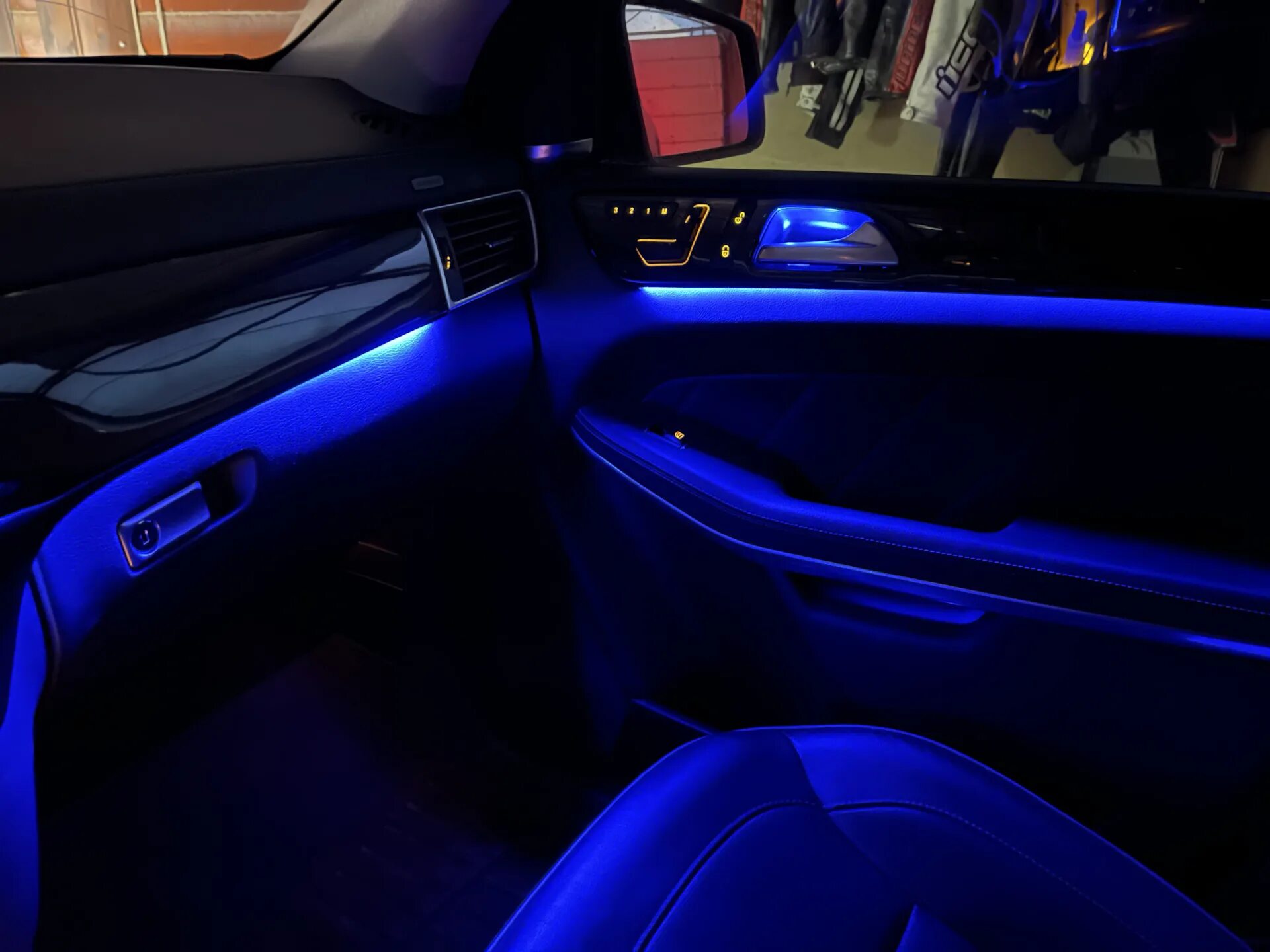 Подсветка салона gl 166. Контурная подсветка салона Мерседес w220. Киа Стингер подсветка салона. Mercedes cl500 подсветка салона.