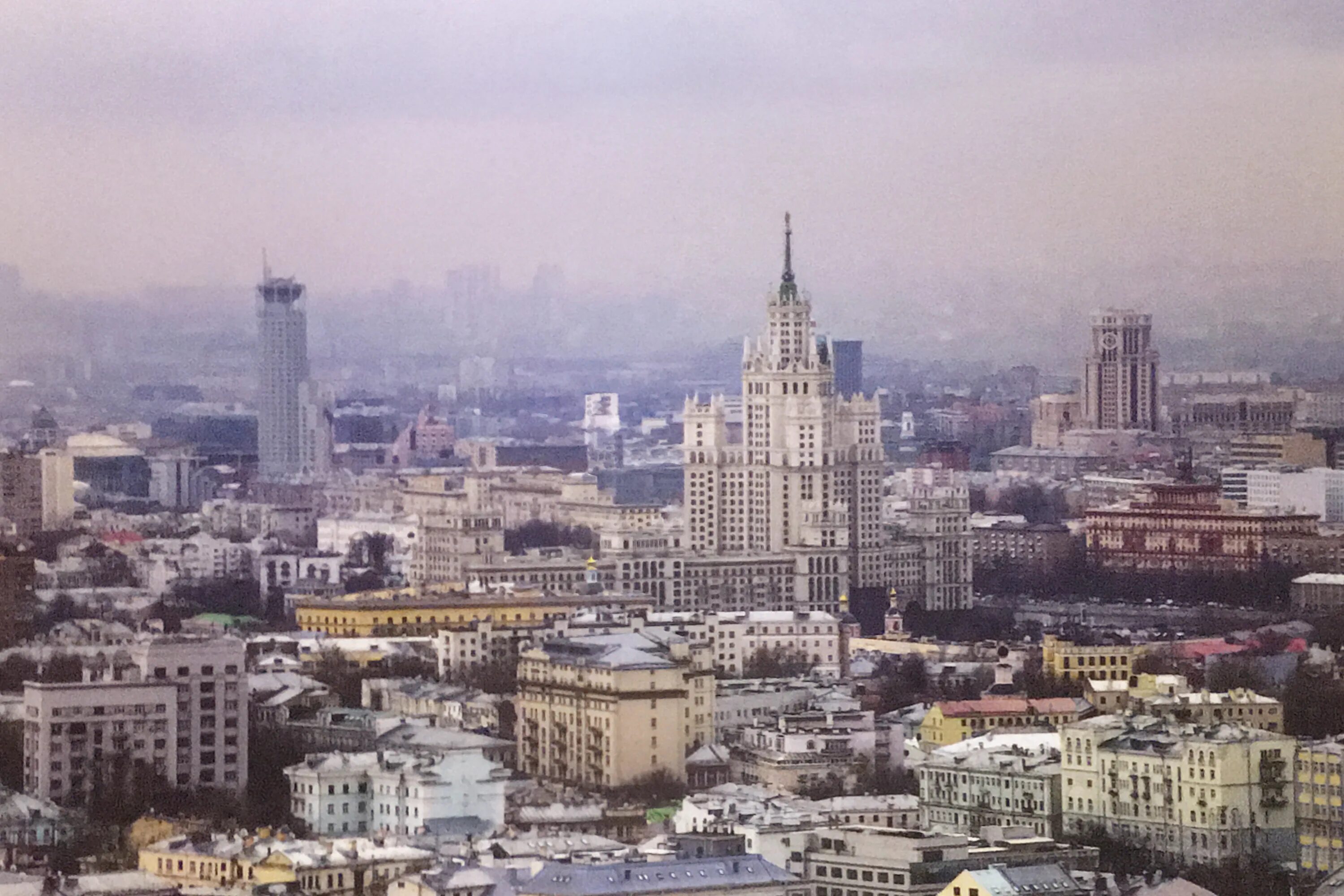 Высотка мгу на воробьевых горах. Квартира в москве с видом на мгу. Высотка на котельнической набережной и москва сити. Москва вид на высотки. Новая сталинская высотка в москве.