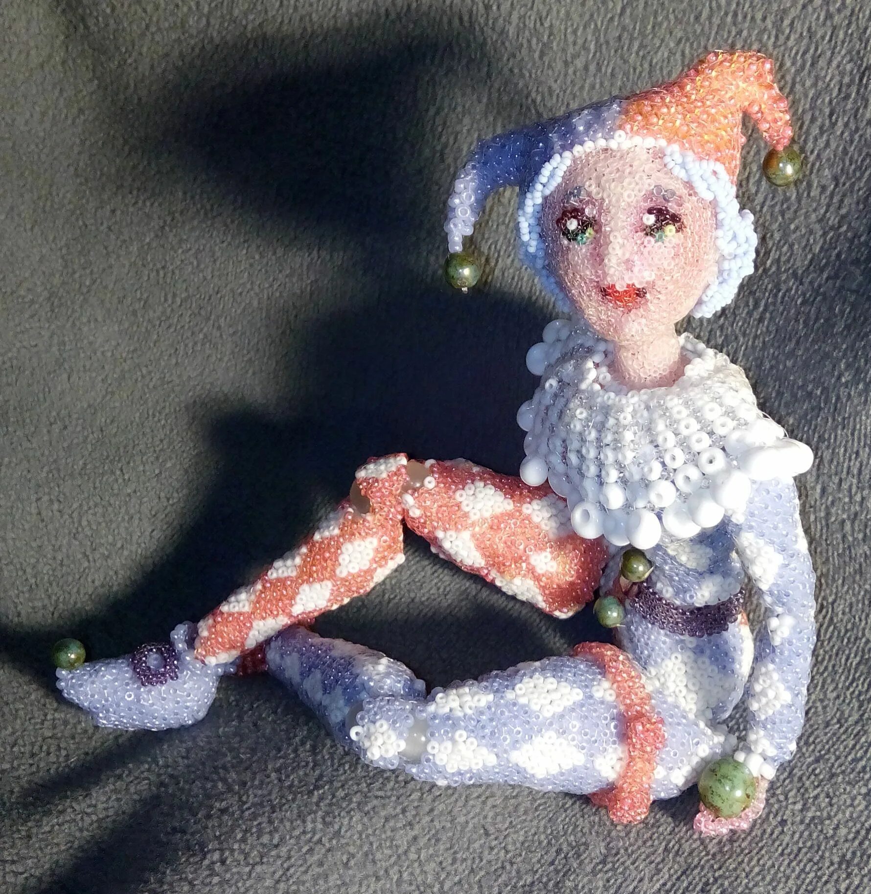 Платье из бисера. Кукла из бисера. Брелок куколка из бисера. Дама с собачкой из бисера. Куколка из бисера.