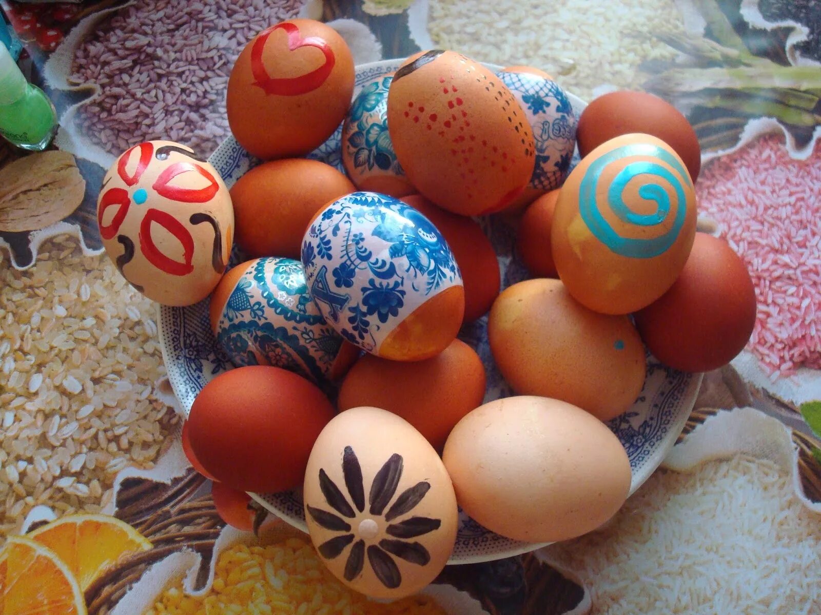 Какими цветами красить яйца. Крашеные яйца Христос воскрес. Христос Воскресе крашенные яйца. Христос Воскресе яички крашенные. Пасхальные яйца Покрашенные с веточкой.