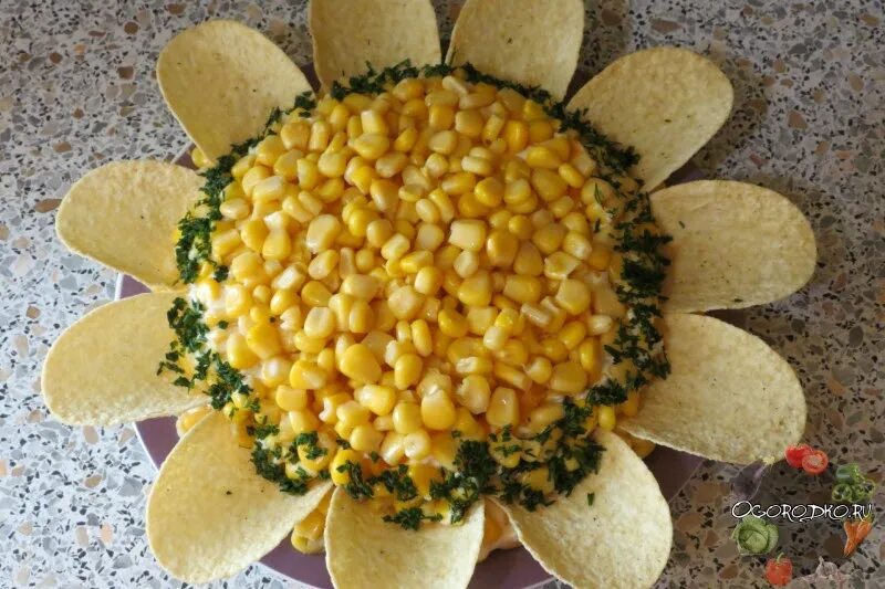 Украшение салата подсолнух. Салат подсолнух с чипсами. Украсить салат подсолнух. Салат свекла морковь капуста чипсы. Салат подсолнух 450гр.