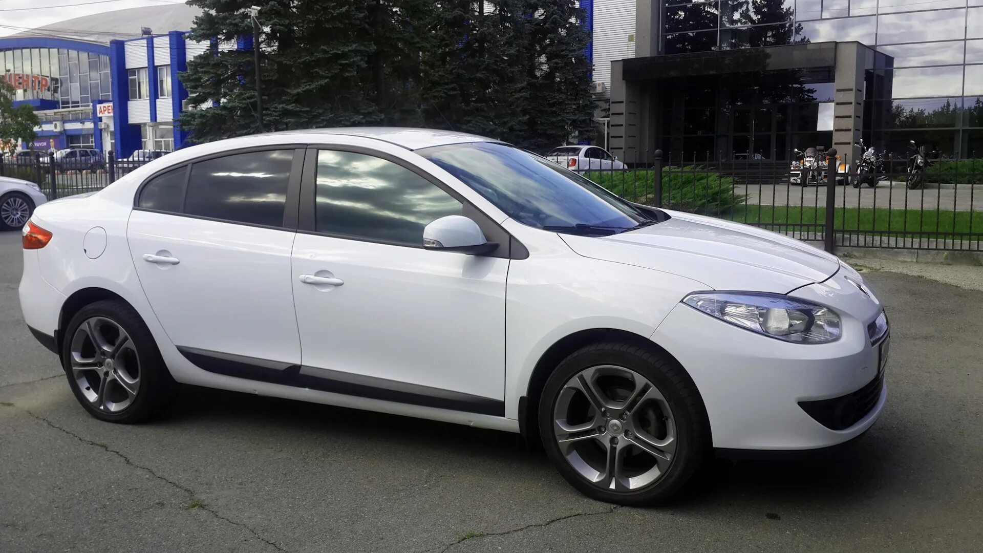 Fluence диски. Fluence диски. Рено флюенс белая на 17 дисках. Fluence диски. Fluence диски.