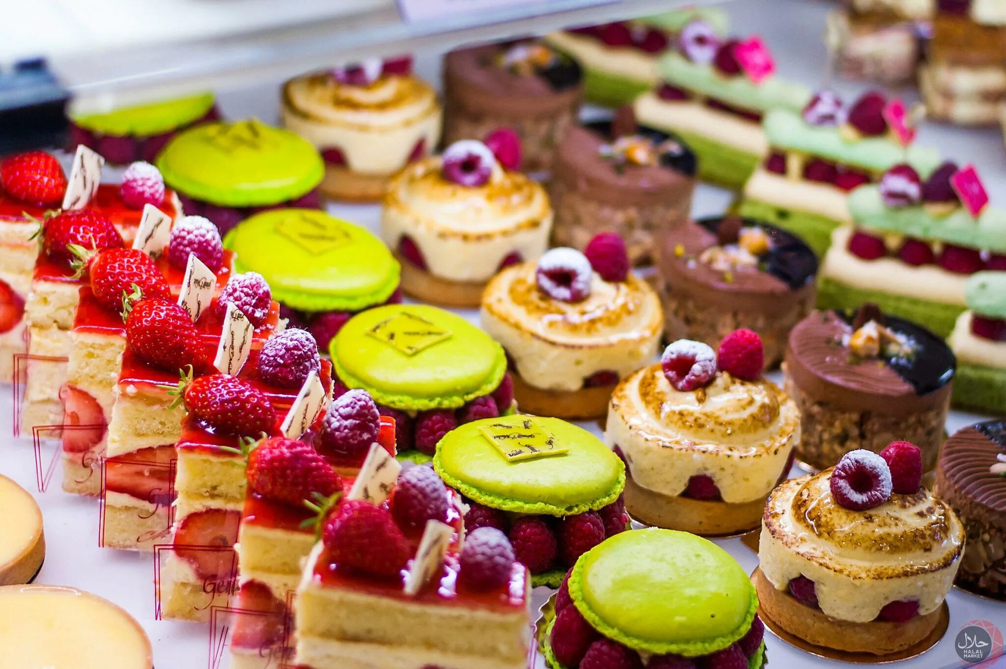 Много тортов. Сладости. Кондитерская сласть. Кондитерская сласть. Вкусные сладости.