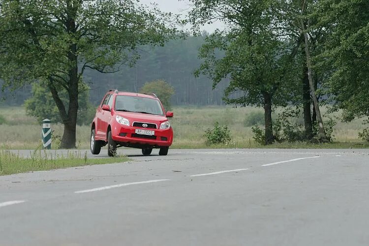 Поворот автомобиля. Крен автомобиля. Крен автомобиля при повороте. Машина на повороте. Поворот машина слушать