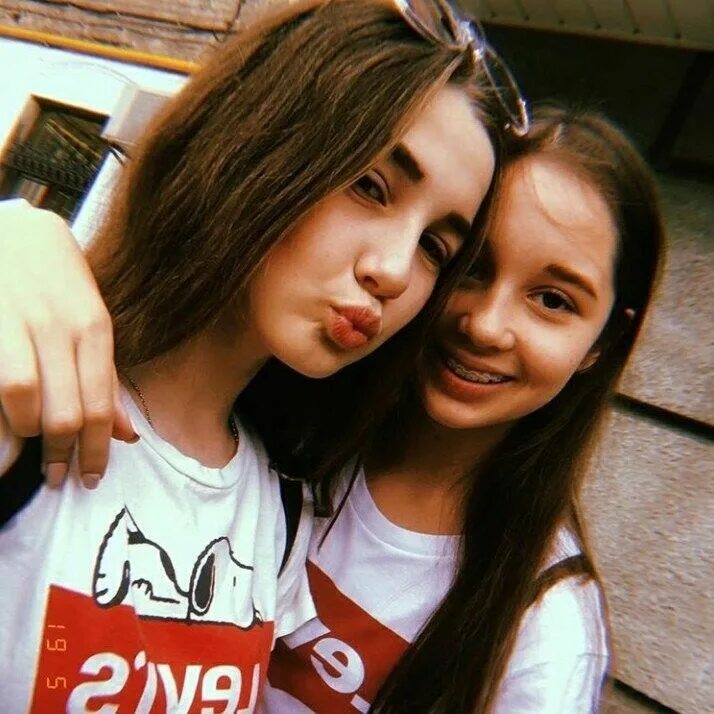 Две сумасшедшие подруги. Девушка смеется. Подруги смеются. Подруги вики. Две девушки.