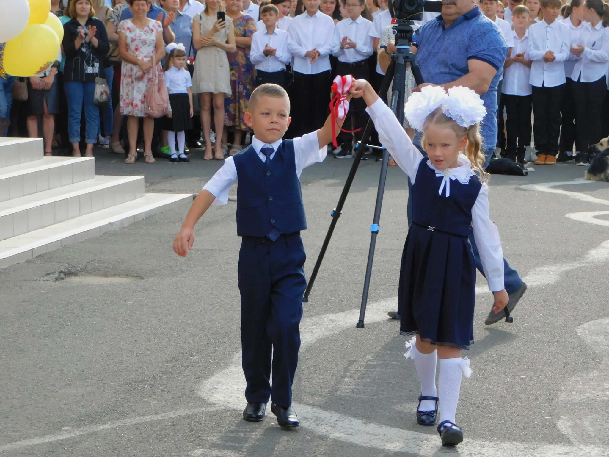 Первый звонок в школе. Разговор 1 сентября. Разговор 1 сентября. Первоклашка и старшеклассник. Празднование 1 сентября.