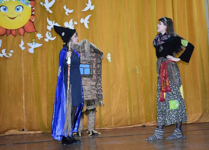 театральный кружок в начальной школе. педагог театральной студии. педагог театрального кружка. театральный учитель. инсценирование сказки в начальной школе.