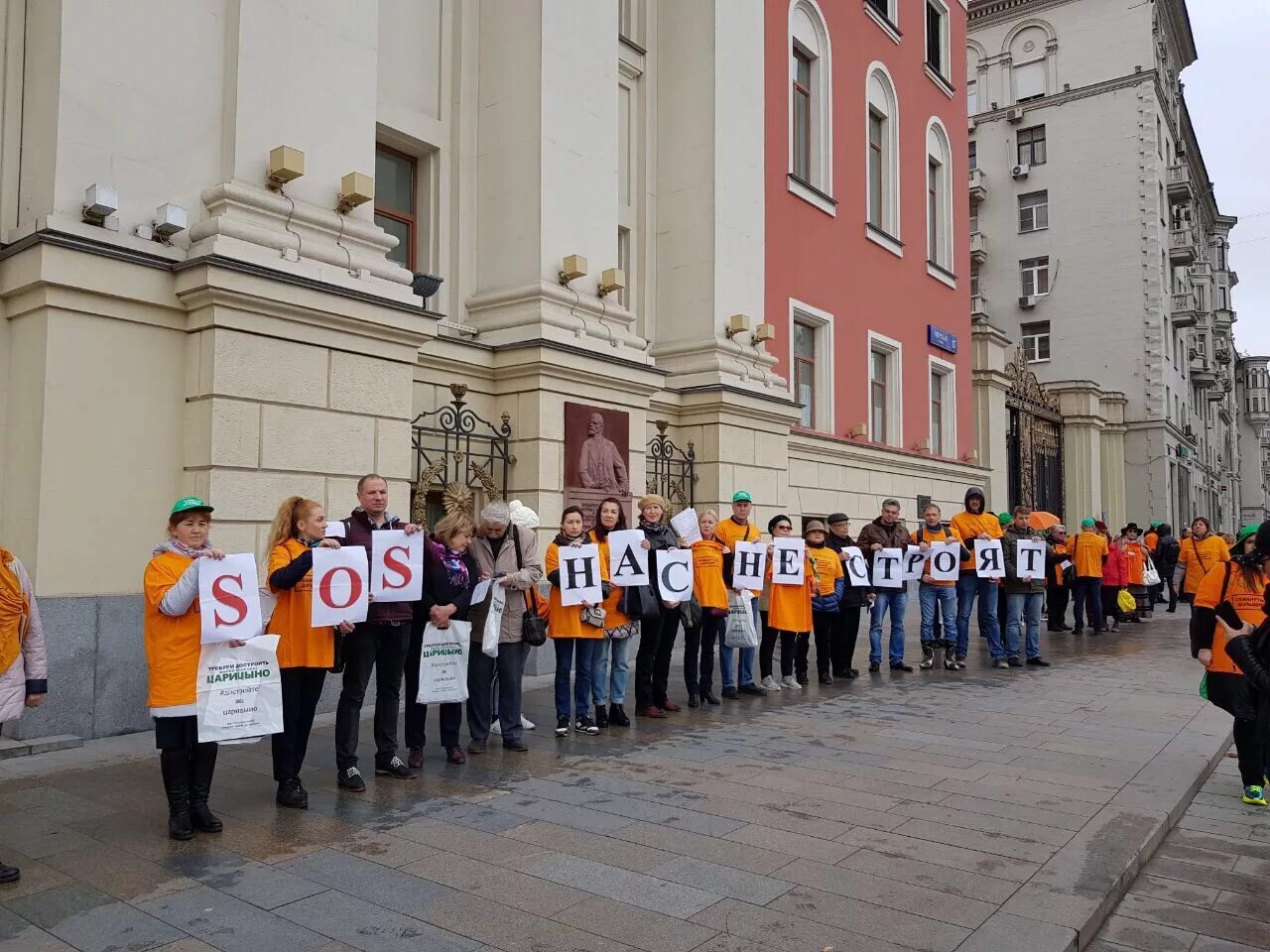 Жк царицыно последние. ЖК Царицыно. Дольщики Московский. ЖК Царицыно 2. Протест дольщиков ЖК Царицыно у здания мэрия.