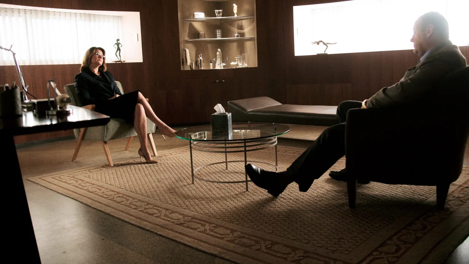 тони сопрано и доктор мелфи. сопрано психотерапевт. клан сопрано дженнифер мелфи. дженнифер мелфи и тони сопрано. дженнифер клан сопрано.